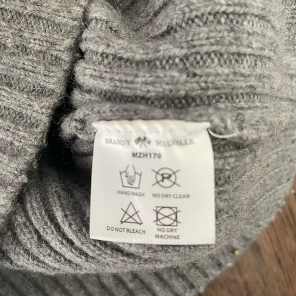 Brandy Melville grey sweater - Picture 3 of 4
